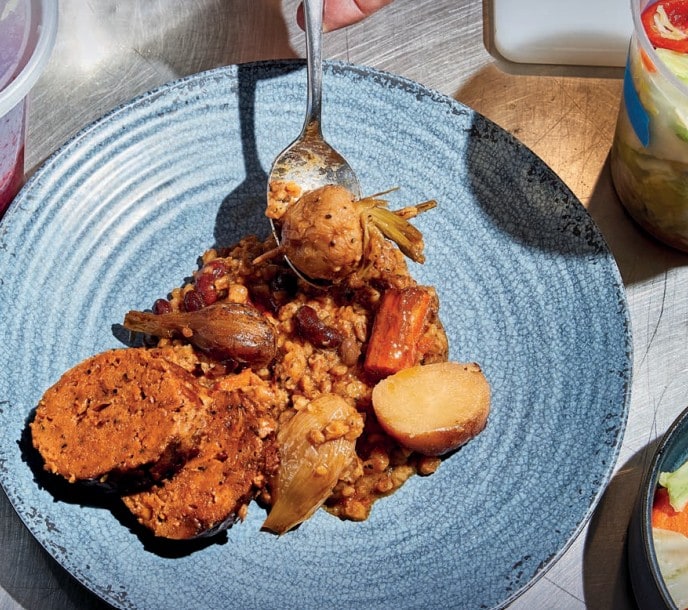 צולנט טבעוני עם קישקע